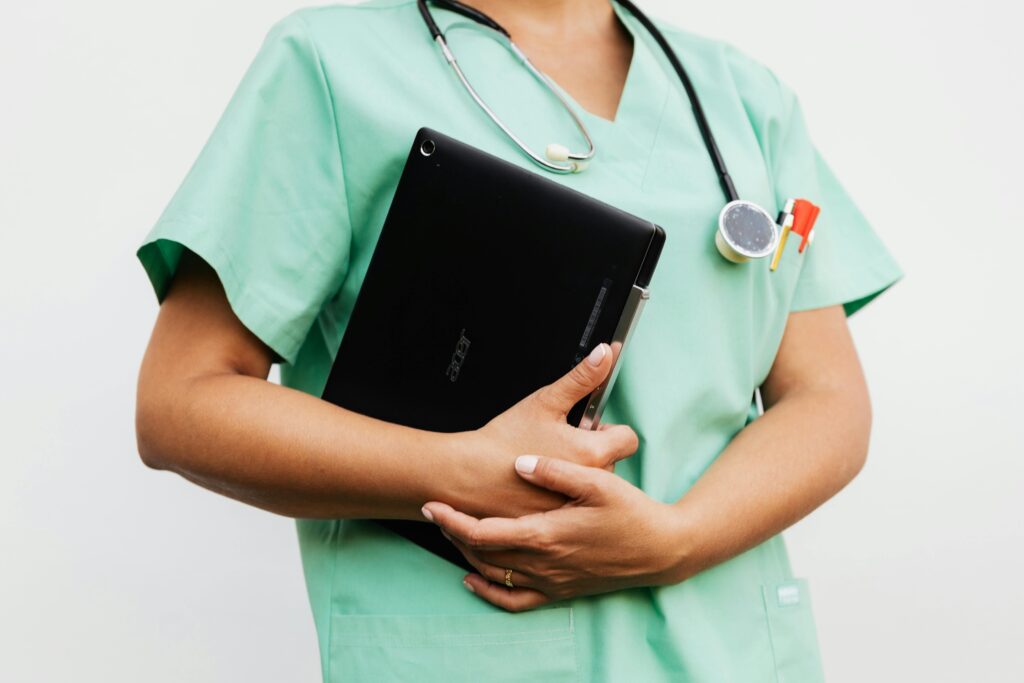 A private nurse providing care, helping international patients bridge the nursing gap during surgery recovery in Vietnam.